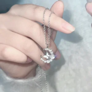 Vòng Cổ Mặt Trăng Bướm Kim Cương